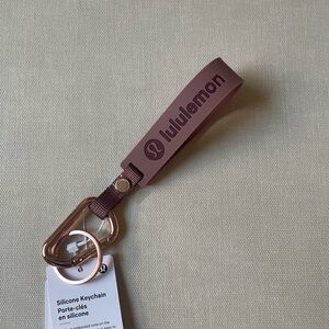 Lululemon silicone keychain - Red Clay/Rockwood